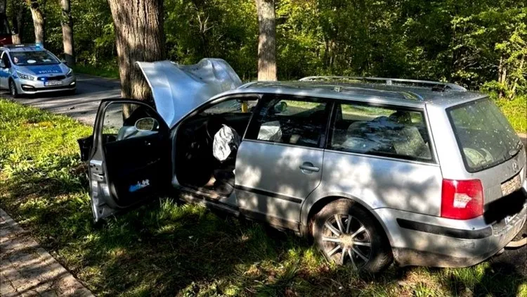 Powiat sztumski. Samochodem w drzewo – kierowca w szpitalu zmarł.